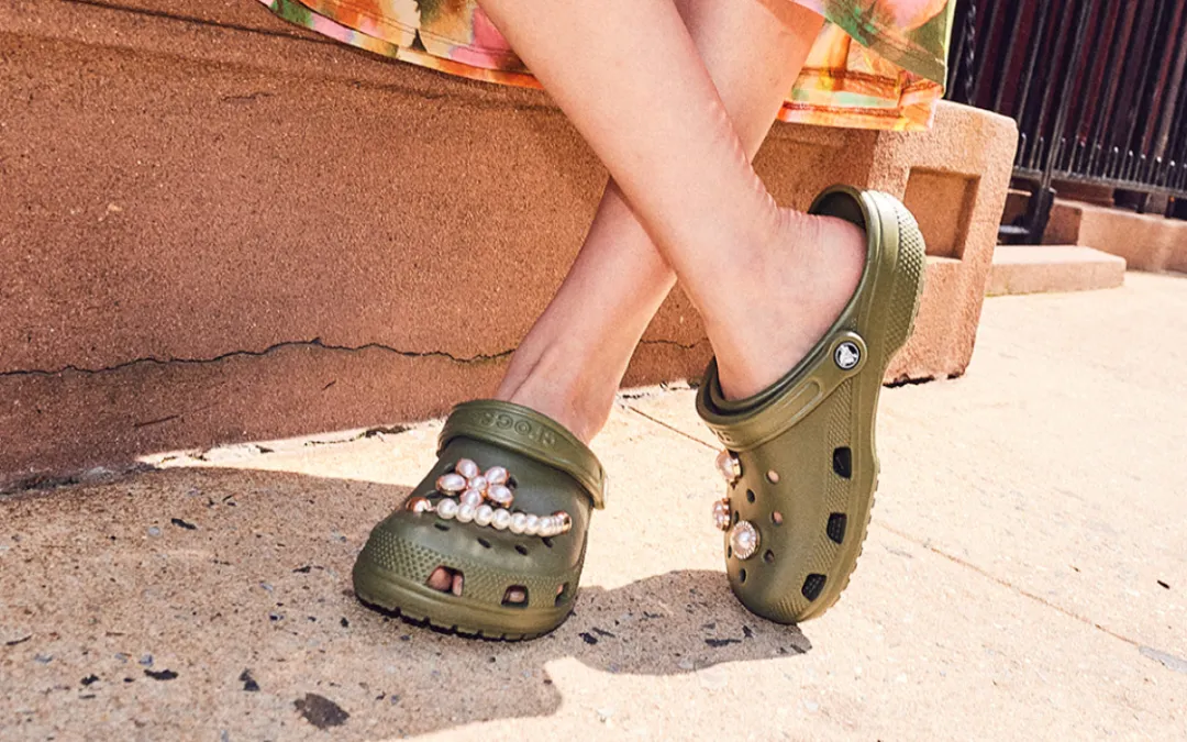 鞋类品牌Crocs Q1营收9.4亿美元，DTC收入增长2.3%