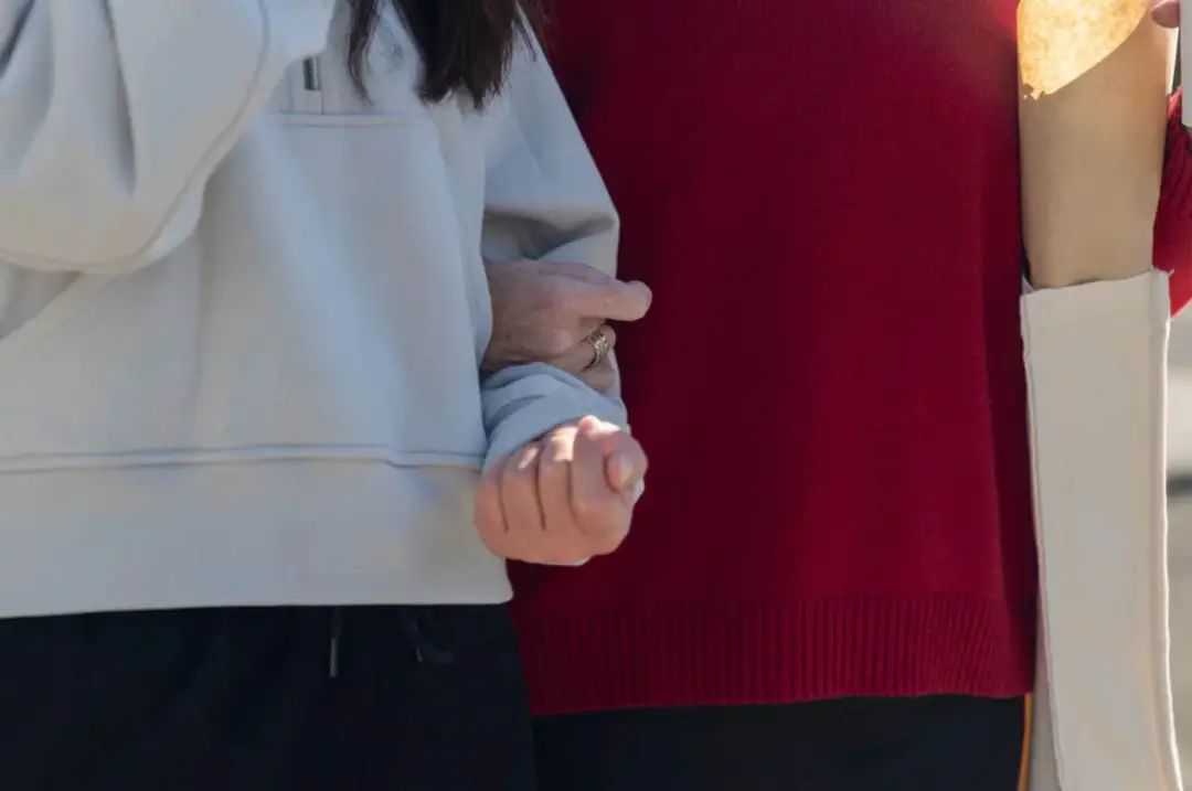 “天价”袜子被老外疯抢!两个华人靠它进账千万美金