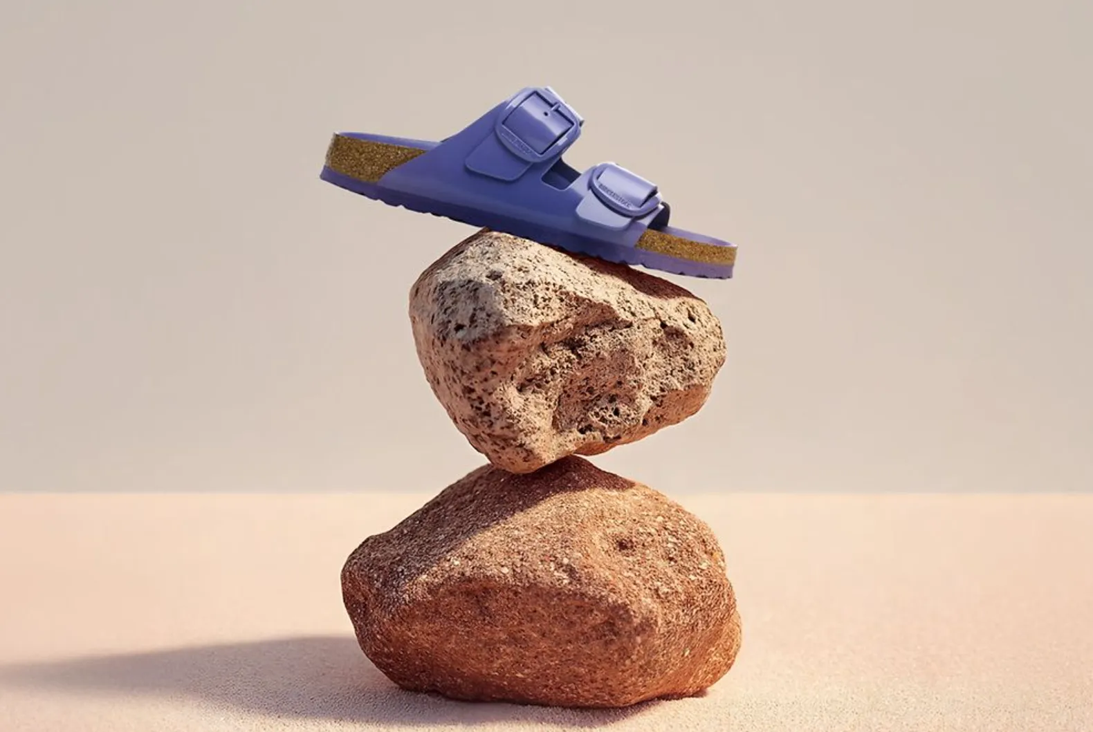 一个季度拿下营收5.74亿欧元！Birkenstock靠“丑鞋”成全球现象级品牌！