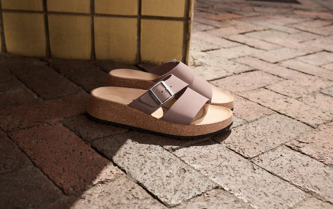 一个季度拿下营收5.74亿欧元！Birkenstock靠“丑鞋”成全球现象级品牌！