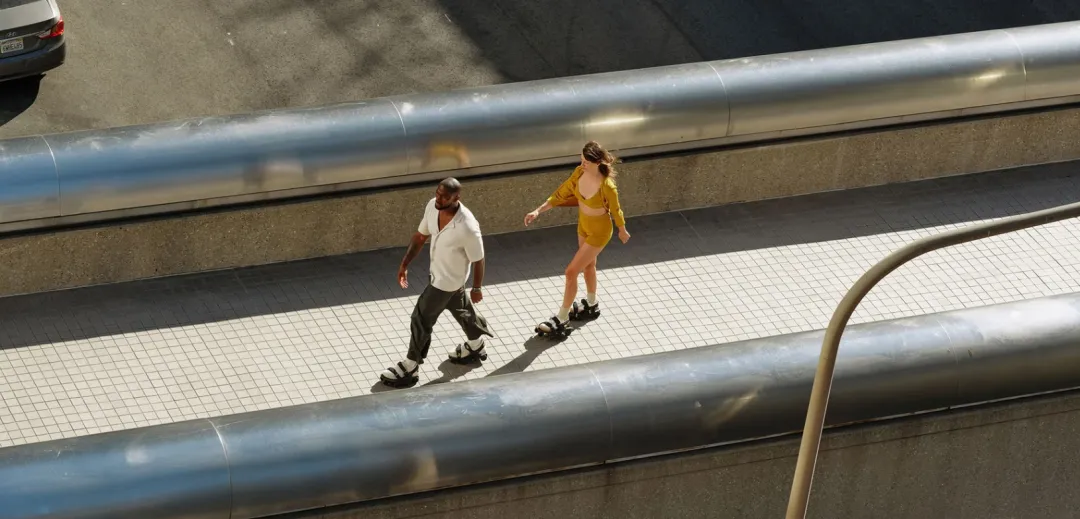 一双鞋卖上千美金，小众智能穿戴出圈欧美！