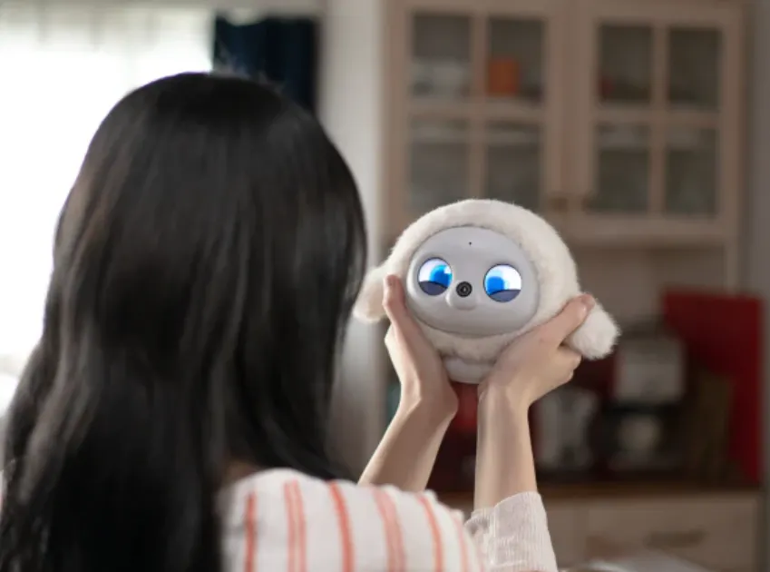 用孤独做生意,AI陪伴机器人正在闷声爆发